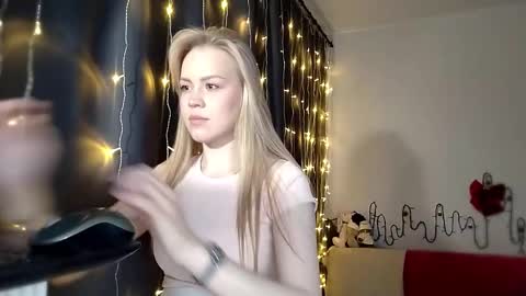 lunapeony online show from December 4, 2025, 6:23 am