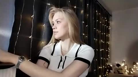 lunapeony online show from December 5, 2025, 5:27 am