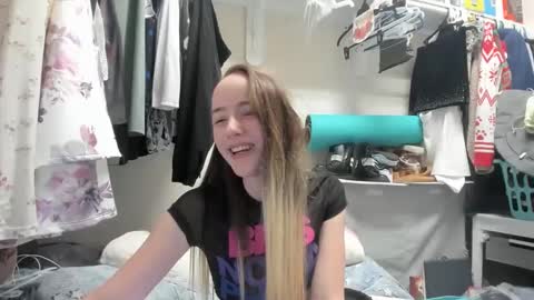 lunapixie2020 online show from December 5, 2024, 7:05 am