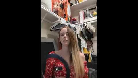 lunapixie2020 online show from January 17, 2025, 6:57 am