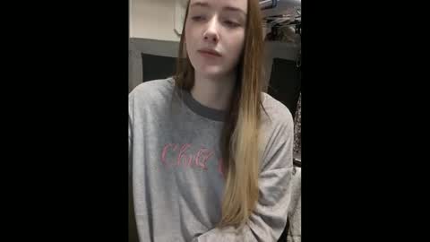 lunapixie2020 online show from January 29, 2025, 7:22 pm