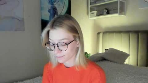 Snapshot of lunar_sofia chatting on October 12, 2025, 12:15 pm Sofia online show from October 12, 2025, 12:15 pm