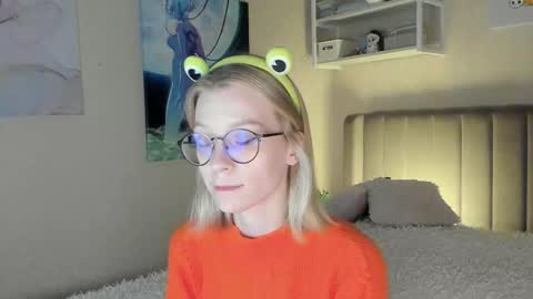 Snapshot of lunar_sofia chatting on October 13, 2025, 12:38 pm Sofia online show from October 13, 2025, 12:38 pm