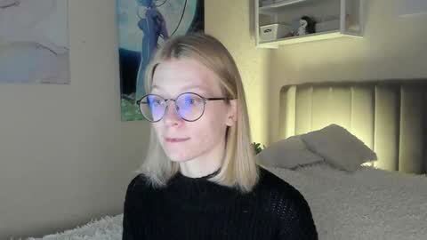 Snapshot of lunar_sofia chatting on October 15, 2025, 8:25 am Sofia online show from October 15, 2025, 8:25 am