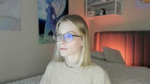 Snapshot of lunar_sofia chatting on October 24, 2025, 3:30 pm Sofia online show from October 24, 2025, 3:30 pm