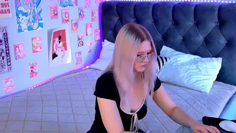 lunariafox online show from April 6, 2026, 2:40 pm