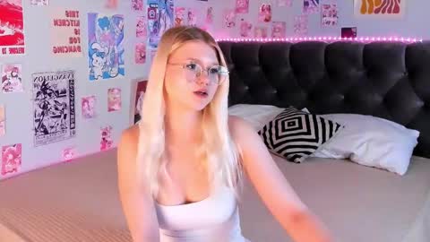 lunariafox online show from May 24, 2026, 2:44 pm