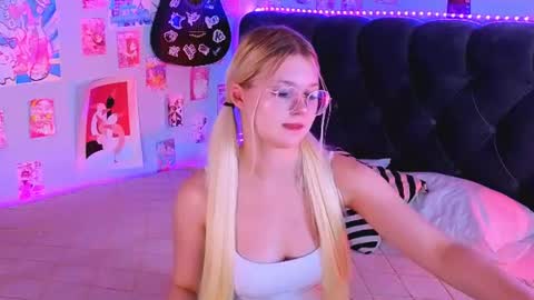 Snapshot of lunariafox chatting on July 15, 2026, 2:55 pm lunariafox online show from July 15, 2026, 2:55 pm
