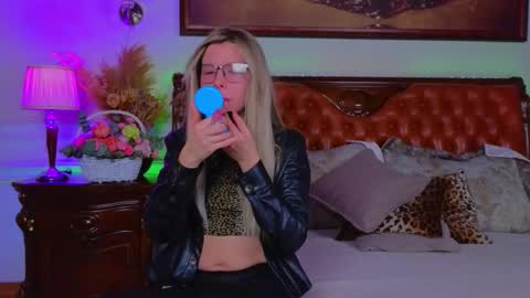 Snapshot of lunarishi chatting on February 4, 2026, 6:19 am Luna Rishi online show from February 4, 2026, 6:19 am