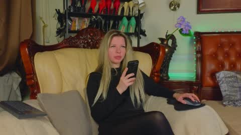 Snapshot of lunarishi chatting on April 2, 2026, 6:22 am Luna Rishi online show from April 2, 2026, 6:22 am