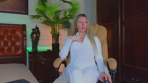 Snapshot of lunarishi chatting on April 10, 2026, 6:18 am Luna Rishi online show from April 10, 2026, 6:18 am