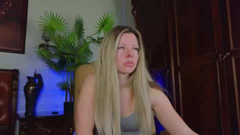 Snapshot of lunarishi chatting on April 13, 2026, 6:19 am Luna Rishi online show from April 13, 2026, 6:19 am