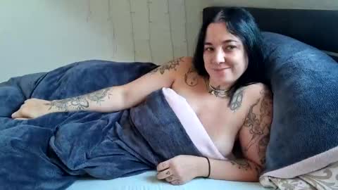 Snapshot of lunaticminx chatting on December 16, 2024, 11:33 am Luna powered by bitch dust online show from December 16, 2024, 11:33 am