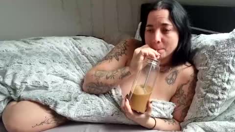 Snapshot of lunaticminx chatting on January 22, 2025, 12:06 pm Luna powered by bitch dust online show from January 22, 2025, 12:06 pm