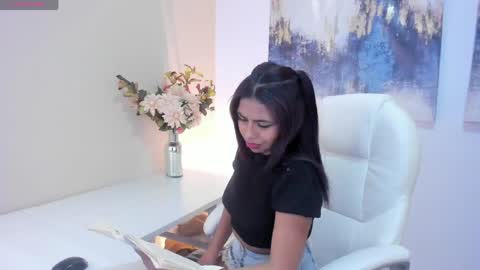 lunavelvet__ online show from April 18, 2026, 3:49 pm