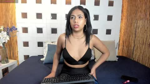 lunavelvet__ online show from May 13, 2026, 3:09 pm