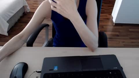 Snapshot of lunavibe_ chatting on June 14, 2026, 12:18 pm lunavibe_ online show from June 14, 2026, 12:18 pm