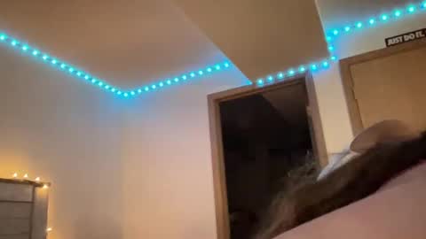 Snapshot of lunazone chatting on December 17, 2024, 5:18 am Lunadreams online show from December 17, 2024, 5:18 am