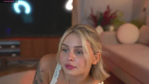 Snapshot of lunea_evienne_ chatting on May 2, 2026, 8:08 am Evi online show from May 2, 2026, 8:08 am