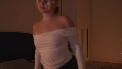 Snapshot of lunea_evienne_ chatting on June 6, 2026, 6:12 pm Evi online show from June 6, 2026, 6:12 pm