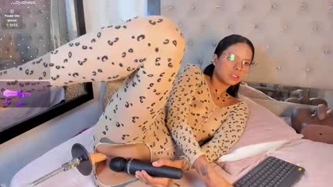 lunna__tylor online show from October 25, 2025, 3:36 am