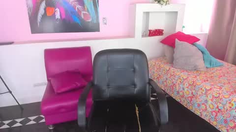 LunoxLili online show from January 15, 2025, 2:46 pm