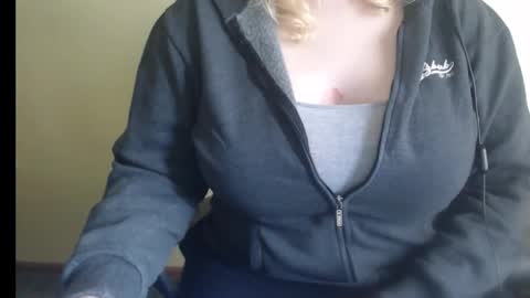 LunoviaXL online show from November 1, 2025, 1:02 pm