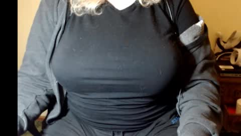 LunoviaXL online show from November 20, 2025, 9:58 pm