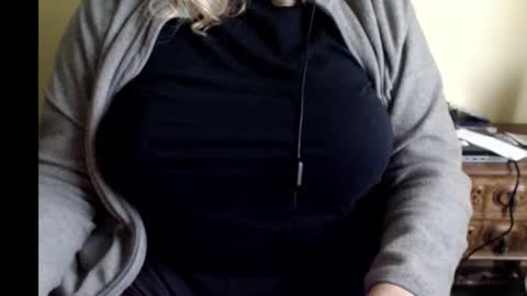 LunoviaXL online show from December 14, 2025, 4:01 pm