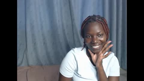 luo_queen online show from November 12, 2025, 12:05 pm