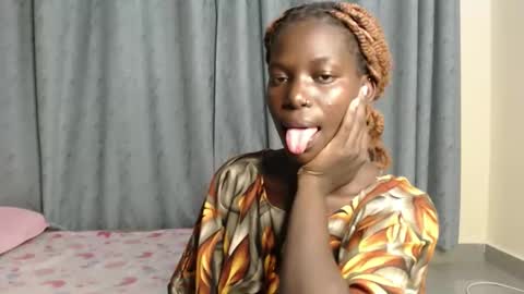luo_queen online show from December 21, 2025, 5:42 pm