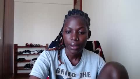 luo_queen online show from May 12, 2026, 7:38 am