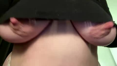 Snapshot of lustytits85 chatting on December 18, 2024, 12:18 pm lustytits85 online show from December 18, 2024, 12:18 pm