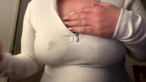 Snapshot of lustytits85 chatting on September 28, 2025, 1:05 pm lustytits85 online show from September 28, 2025, 1:05 pm