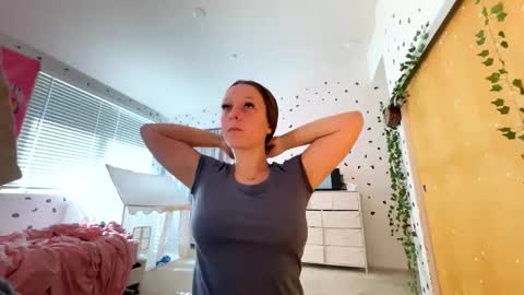 Snapshot of luvkendal chatting on October 19, 2025, 5:35 pm luvkendal online show from October 19, 2025, 5:35 pm