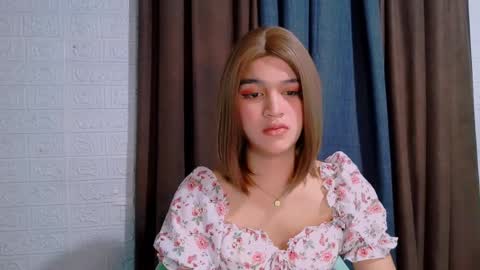 queen lux online show from April 4, 2026, 1:48 am