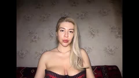 Snapshot of luxsonyastar chatting on April 24, 2026, 1:35 pm LuxSonyaStar online show from April 24, 2026, 1:35 pm