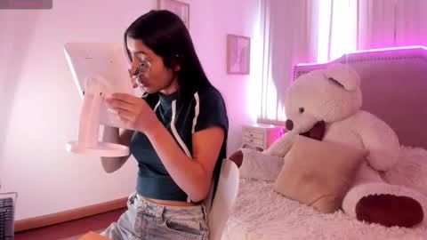 lya_brown online show from November 30, 2025, 1:48 pm