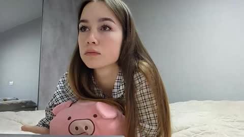 Mia online show from December 21, 2025, 7:04 am