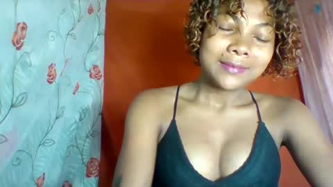 Snapshot of lyndah19 chatting on January 19, 2026, 9:35 am lyndah19 online show from January 19, 2026, 9:35 am