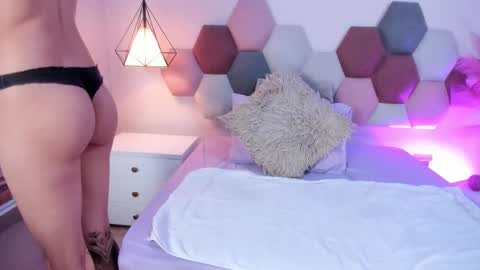 Lyravendrell online show from February 5, 2026, 11:59 am