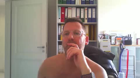 Snapshot of macfly67 chatting on April 8, 2026, 11:10 am macfly67 online show from April 8, 2026, 11:10 am