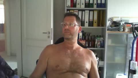 Snapshot of macfly67 chatting on May 5, 2026, 5:32 pm macfly67 online show from May 5, 2026, 5:32 pm