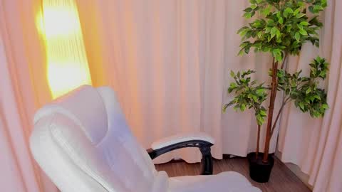 Snapshot of maddy_bennet chatting on February 18, 2025, 10:05 am Maddy Please help me with your thumbs up its important online show from February 18, 2025, 10:05 am