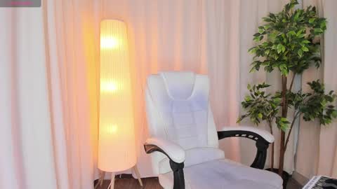 Snapshot of maddy_bennet chatting on February 27, 2025, 4:20 am Maddy Please help me with your thumbs up its important online show from February 27, 2025, 4:20 am