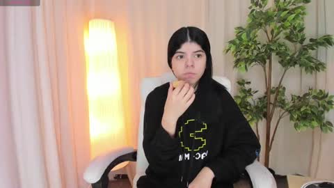 Snapshot of maddy_bennet chatting on March 7, 2025, 4:24 am Maddy Please help me with your thumbs up its important online show from March 7, 2025, 4:24 am