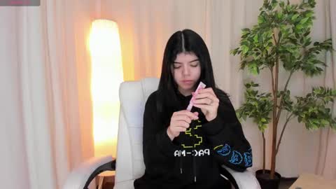 Snapshot of maddy_bennet chatting on March 11, 2025, 4:32 am Maddy Please help me with your thumbs up its important online show from March 11, 2025, 4:32 am