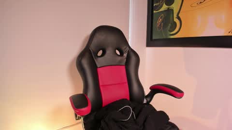 Madelaine  online show from November 11, 2025, 2:50 pm