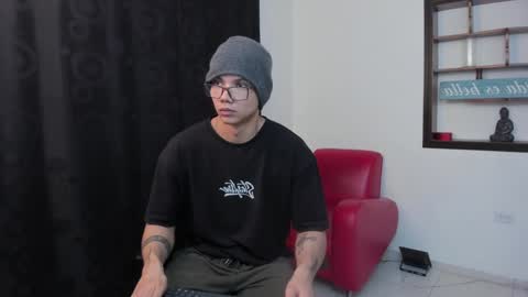 Snapshot of magic_boy01 chatting on December 11, 2024, 12:44 am Damian Rivers online show from December 11, 2024, 12:44 am