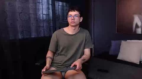 Snapshot of magic_boy01 chatting on October 17, 2025, 8:33 pm Damian Rivers online show from October 17, 2025, 8:33 pm